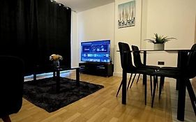 Two Bedrooms Flat In Stratford